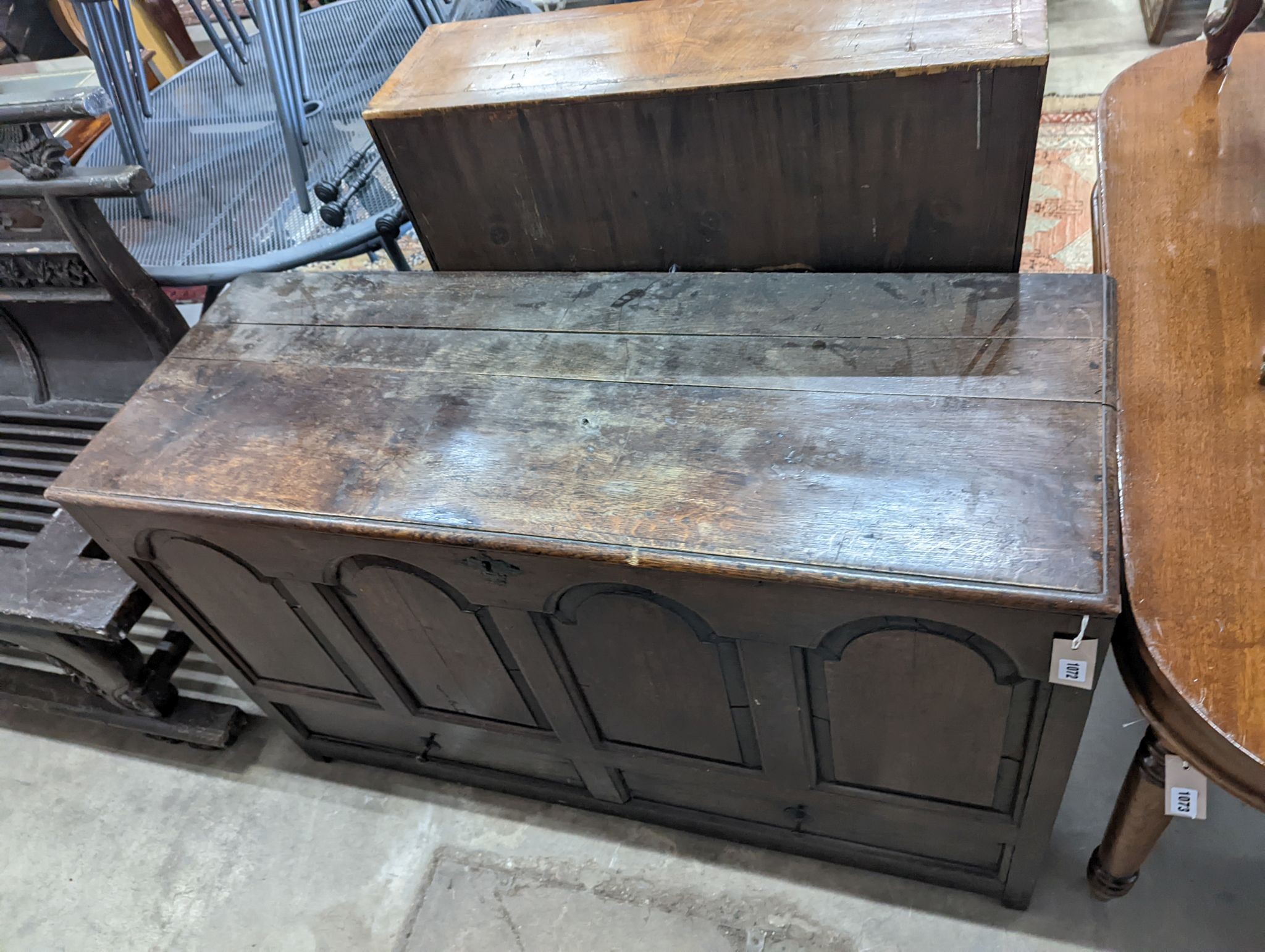 An 18th century oak mule chest, width 127cm, depth 48cm, height 77cm